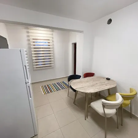 Modern In Quiet Lane Apartment *