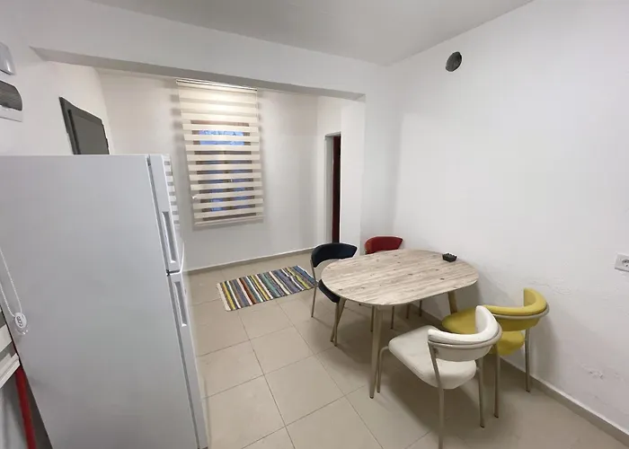 Modern In Quiet Lane Apartment *